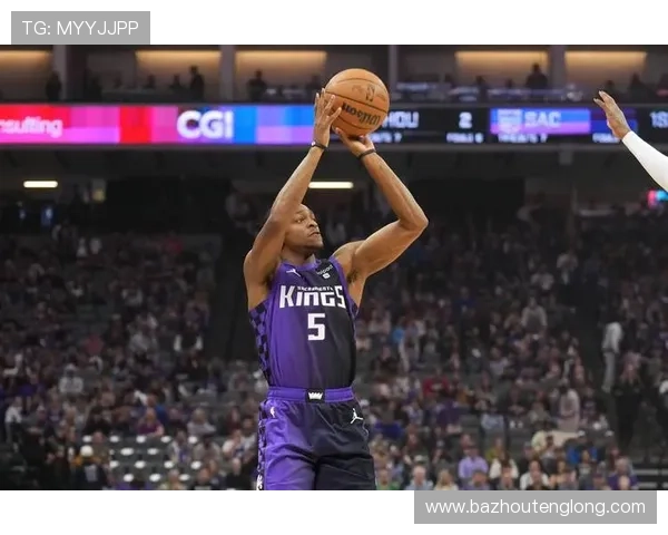 福克斯半场火力全开11投6中斩获15分4篮板4助攻表现出色